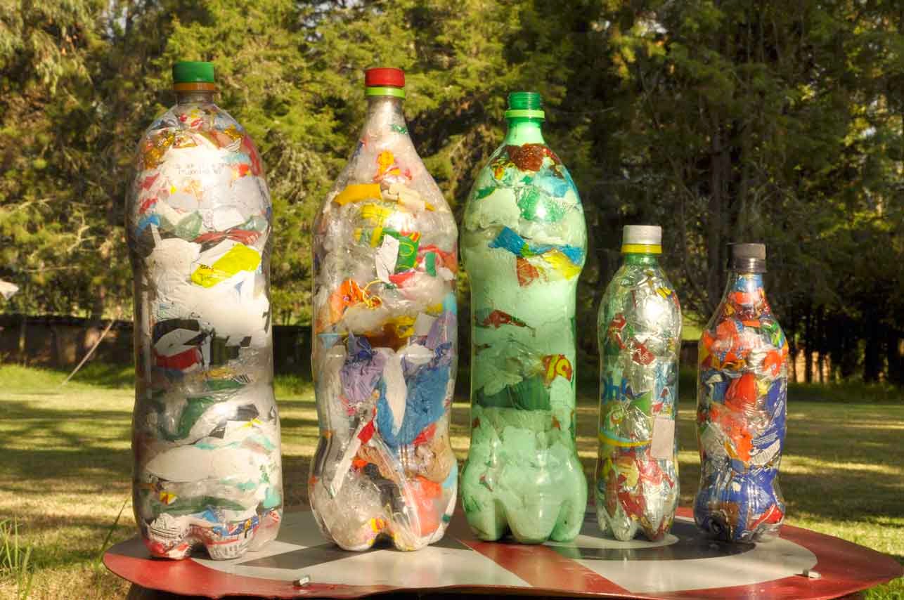 imagen de una botella de plasticos llena de plasticos de un solo uso